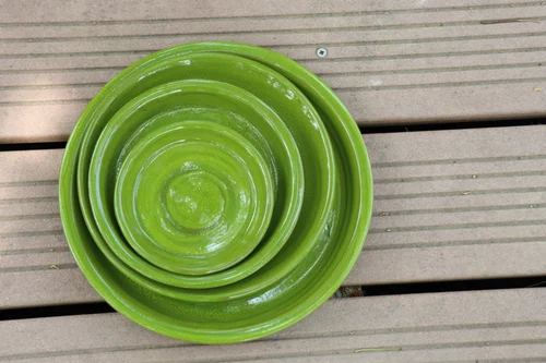 La solution pour votre jardin:Soucoupe en terre cuite émaillée vert Forêt Les Poteries d’Albi - Ø 22 cm
