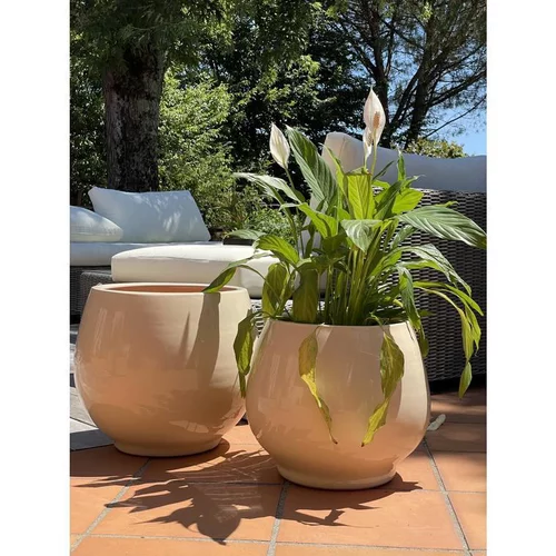 Votre allié à l’extérieur:Pot coloris beige en terre émaillée Bahia - Ø 43 cm
