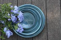 Un indispensable au jardin:Soucoupe coloris bleu en terre émaillée - Ø 41 cm