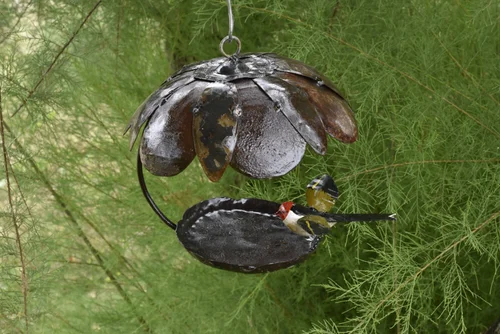 Jardin utile:Mangeoire pour oiseau en métal recyclé avec toit fleur et mésange colorée Chouette&Co - 30 cm