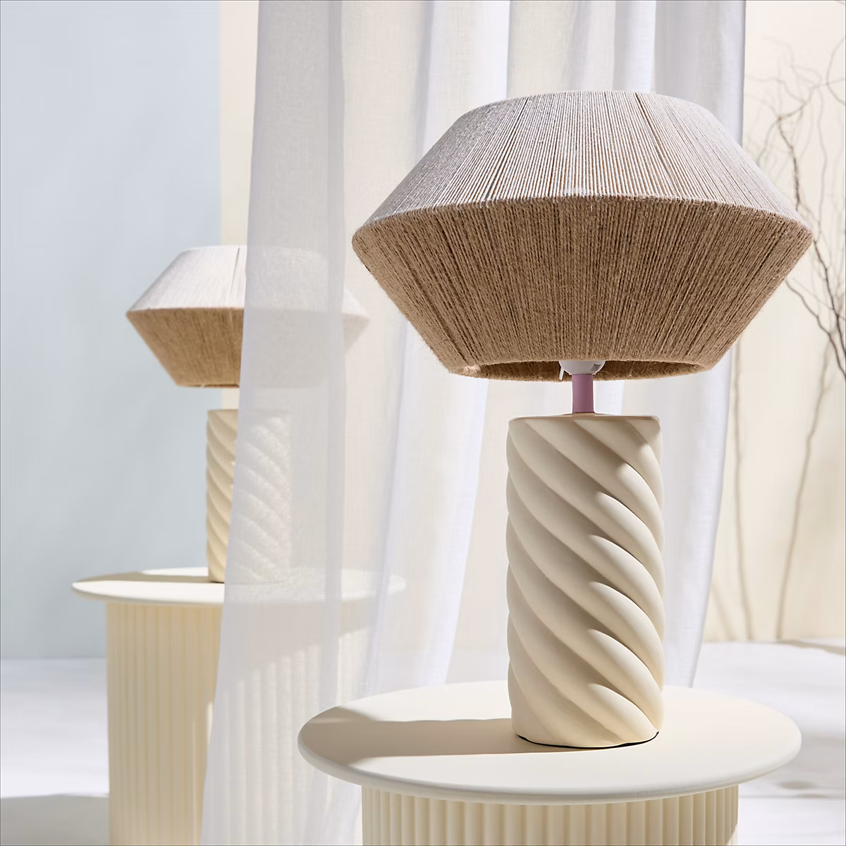 Lampe à poser Twist Maison Paloma – avec pied céramique jaune pâle et abat-jour tissé – Réf. ALOLOTQMK4104548765