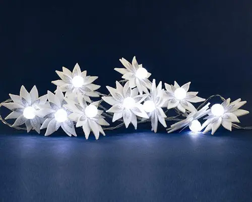 Pour vos envies d’extérieur:Guirlande lumineuse avec poinsettias blancs à 10 LED blanc froid et câble argent sur piles - 1,80 m