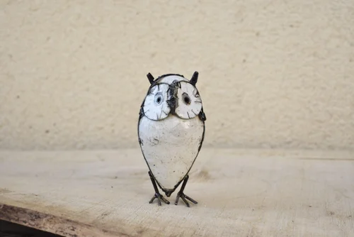 Pour plus de praticité à l’extérieur:Hibou blanc en métal recyclé Chouette & Co