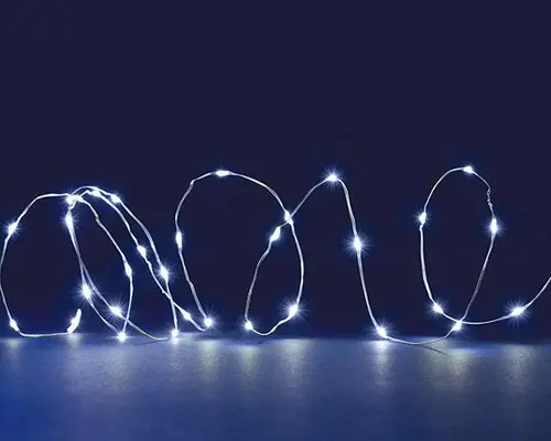 Pour les espaces verts:Guirlande lumineuse à 60 micro-LED blanc froid et câble argent sur piles - 6 m