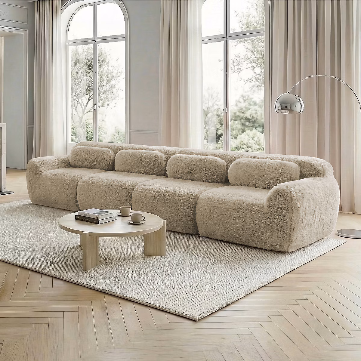 Canapé 4 places – tissu peluche premium, couleur kaki clair, ergonomique, mousse élastique, antidérapant, avec coussins.