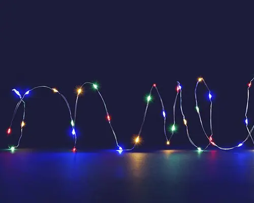 Pour personnaliser vos extérieurs：Guirlande lumineuse à 60 micro-LED multicolore et câble argent sur piles - 6 m