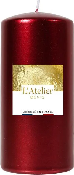 Bien pensé extérieur：Bougie cylindrique coloris rouge métal L’Atelier Denis – Ø 6,8 x H 14,5 cm
